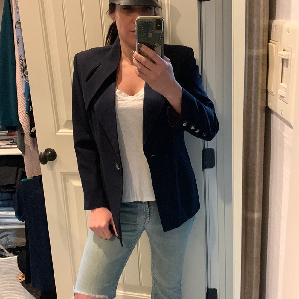 Gorgeous tailored navy blue blazer / fits size 8 to 10 suit jacket